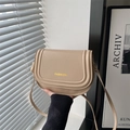 Borsa a sella classica marrone chiaro da donna con logo dorato moda sul davanti - Cachi