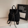 Zaino minimalista in finta pelle scamosciata nera con coulisse e anello in metallo - Nero
