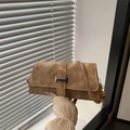Retro-Handtasche in Braun aus Lederimitat mit silberner Schnalle und Used-Look-Struktur - Khaki