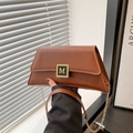 Retro bruine crossbodytas met gouden M-letter sluiting en leren schouderband - Bruin
