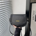 Borsa a sella alla moda in pelle opaca nera per donna con logo oro e tracolla regolabile - Nero