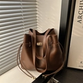 Bolso saco clásico de cuero marrón oscuro con cierre giratorio de metal dorado y cordón - Marrón