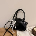 Borsa boston in pelle nera lucida con ciondolo in perle e pizzo e tracolla - Con Ciondolo / Nero