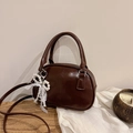 Borsa a mano marrone scuro con ciondolo a fiocco di perle e tracolla regolabile - Con Ciondolo / Marrone
