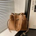 Bolso saco vintage de cuero marrón con cierre de giro metálico y cordones laterales - Marrón