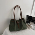 Sac fourre-tout en daim vert foncé avec anses en cuir marron et boucle argentée au bureau - Vert