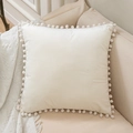 Fodera per cuscino quadrata in velluto crema con pompon su un divano beige - 45x45cm / Cuscino (Con Imbottitura in Cotone 450g) / Bianco