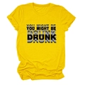 Détail d'un t-shirt en coton jaune avec l'imprimé graphique YOU MIGHT BE DRUNK audacieux - Jaune