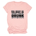 Détail du t-shirt rose en coton avec imprimé flou YOU MIGHT BE DRUNK et texture douce - Rose