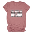 Détail de l'imprimé 'YOU MIGHT BE DRUNK' sur un t-shirt col rond couleur rose poudré - Or Rose (Police Blanche)