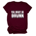 Détail du t-shirt bordeaux avec le slogan 'YOU MIGHT BE DRUNK' et effet de mouvement - Bordeaux