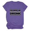Détail du t-shirt violet en coton mélangé avec l'imprimé du slogan YOU MIGHT BE DRUNK - Violet (Texte Noir)