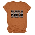 Détail d'un t-shirt orange brûlé avec texte graphique You Might Be Drunk et coton doux - Orange Brûlé (Police Noire)
