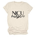 Detail van de NICU nurse print en hartsymbool op een beige katoenen T-shirt met mouwen - S / Zand (Zwart Lettertype)