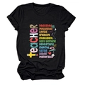 Dettaglio della t-shirt nera a tema insegnante con stampa artistica di parole educative - Taglia S / Nero