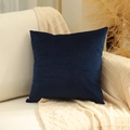 Housse de coussin carrée en velours bleu foncé sur canapé blanc au design moderne - 45x45cm / Bleu marine