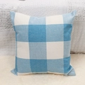 Vierkante blauw-witte gingham linnen kussenhoes op een zacht wit pluche tapijt - Hemelblauw Geruit