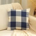 Blau-weißer Kissenbezug aus Leinen auf einem Sofa in moderner Inneneinrichtung - Blau Kariert