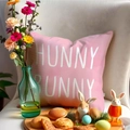 Roze kussensloop met Hunny Bunny print op een witte bank voor Pasen decoratie - Zonder Vulling / Roze Hunny Konijn (YME22-2)