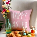 Roze linnen Happy Easter kussensloop met witte belettering op een lichte bank - Zonder Vulling / Roze Vrolijk Pasen (YME22-3)