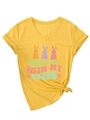Dettaglio della t-shirt gialla con scollo a V, maniche arrotolate, nodo e stampa conigli - S / Giallo