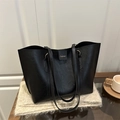 Bolso tote negro para mujer en cuero granulado con herrajes dorados y correas de hombro - Negro