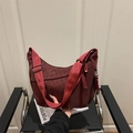 Borsa tote vintage in nylon bordeaux con stampa leopardata e tracolla ampia regolabile - Rosso