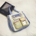 Detail der Crossbody-Tasche in Macaron-Farben mit Multi-Pocket-Design und Sichtfenster - Blau