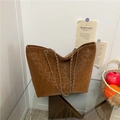 Braune Totebag mit Leopardenmuster und goldenen Kettengriffen auf einem Glastisch - Braun