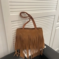 Sac cabas bohème en similicuir marron avec de longues franges et des anses tressées - Marron