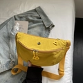 Bolso bandolera de media luna amarillo en nailon con textura y correa ancha tejida - Amarillo