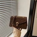 Elegante borsa a tracolla leopardata marrone scuro con catena dorata e chiusura - Marrone