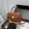 Borsa a tracolla vintage marrone caramello in materiali misti con fibbia dorata chic - Marrone