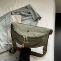 Bolso bandolera de nailon verde militar con correa ancha y detalle de logotipo metálico - Verde