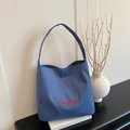 Minimalistische dunkelblaue Nylon-Einkaufstasche mit roter Stickerei für den Alltag - Blau