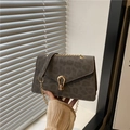 Borsa a tracolla leopardata grigio scuro con catena dorata per un look moderno - Grigio