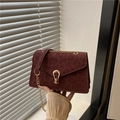 Borsa a mano bordeaux in pelle scamosciata maculata con fibbia e catena oro - Rosso
