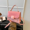 Sac à main rose effet crocodile avec poignée supérieure et boucle carrée assortie - Rose