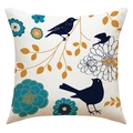Vue détaillée d'une taie d'oreiller en lin avec oiseaux bleus et motifs floraux - Oiseau Bleu Foncé et Fleurs Sarcelle (23YM91-4)