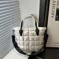 Sac cabas argenté matelassé métallisé avec bandoulière noire et motif à carreaux - Blanc