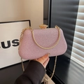 Détail du sac de soirée rose pailleté avec cadre doré et fermoir en cristal - Rose