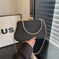 Détail d'une pochette de soirée noire à paillettes avec chaîne dorée et texture brillante - Noir