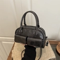 Bolso Boston retro negro minimalista con asas dobles y bolsillos con solapa - Negro
