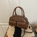 Bolso Boston retro marrón oscuro con bolsillos frontales dobles y correa ajustable - Marrón