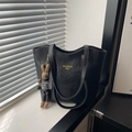 Retro black oversized tote bag in crinkled leather with a cute plush rabbit charm - With Pendant / Black