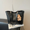 Bolso tote negro de cuero trenzado con colgante de osito marrón sobre blanco - Con Colgante / Negro