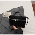 Detail der schwarzen Wildleder-Mini-Tasche mit silbernen herzförmigen Doppelreißverschlüssen - Schwarz