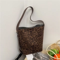Grande borsa tote leopardata in finta pelle scamosciata con tracolla marrone su fondo bianco - Marrone