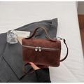 Detail einer braunen Wildleder-Box-Tasche mit einzigartigen herzförmigen Metall-Zippern - Kaffeebraun