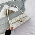 Nahaufnahme der weiß gewebten Tweed-Tasche mit goldenem Drehverschluss und Textur - Gebrochenes Weiß